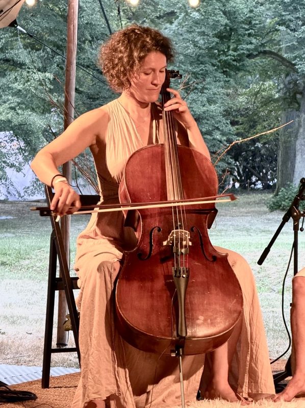 Karolína hraje na violoncello
